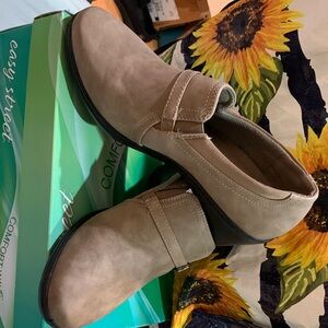 Easy Street Comfort Wave Tawny Heeled Loafers in rare size 11W. NWT